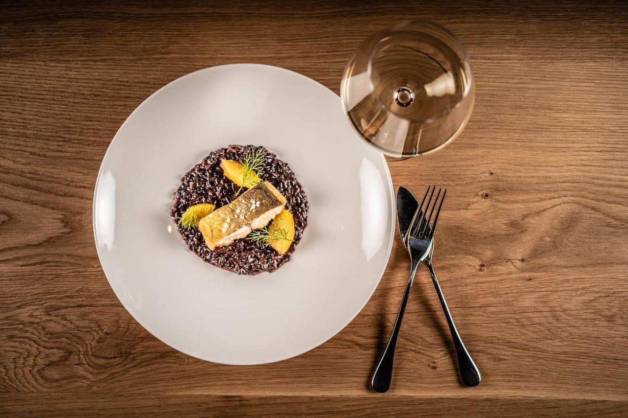 My Arbor - Dolomites Hotel Bressanone Luaran gambar A plate of black rice risotto